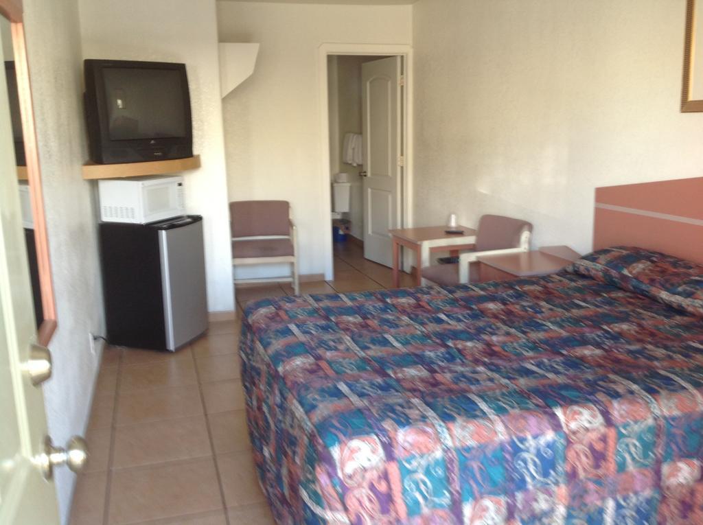 צ'נדלר Redwood Motel חדר תמונה