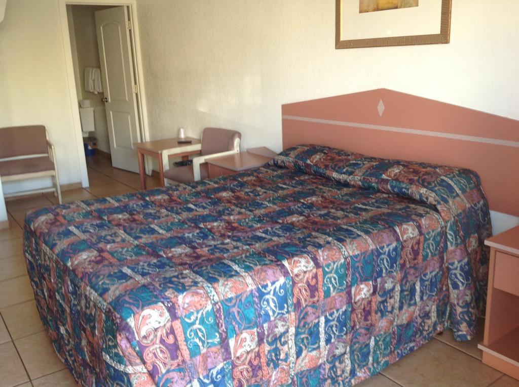 צ'נדלר Redwood Motel חדר תמונה