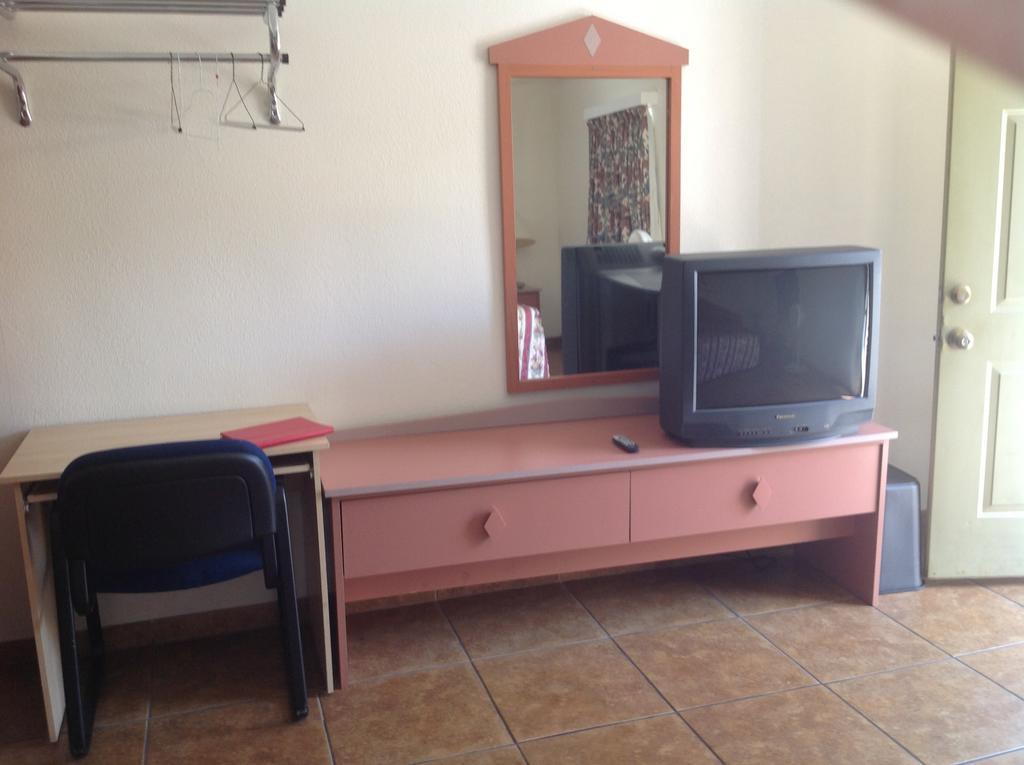 צ'נדלר Redwood Motel חדר תמונה
