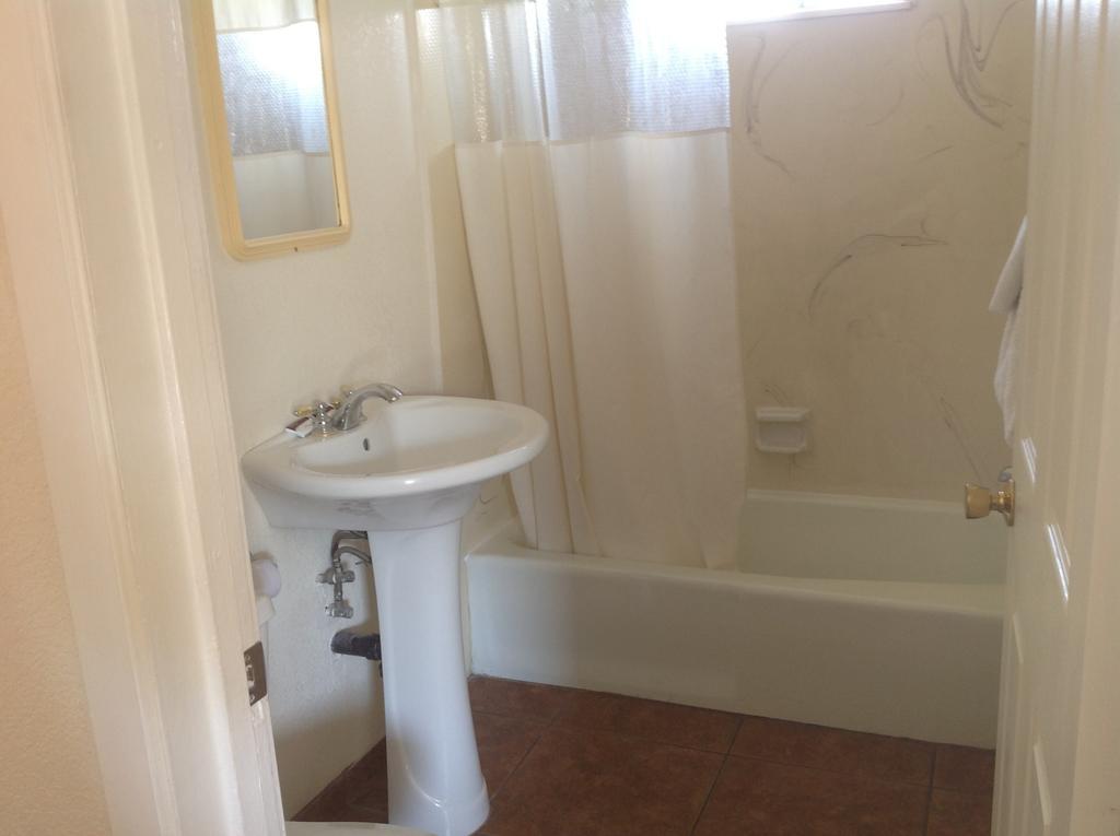 צ'נדלר Redwood Motel חדר תמונה