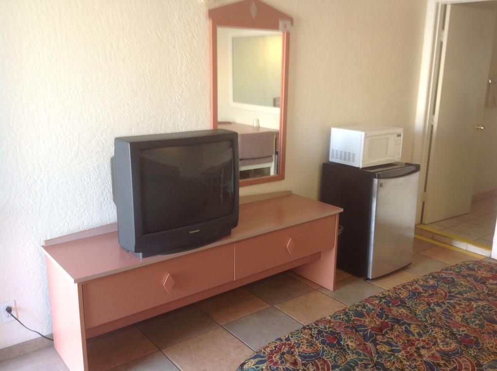 צ'נדלר Redwood Motel חדר תמונה