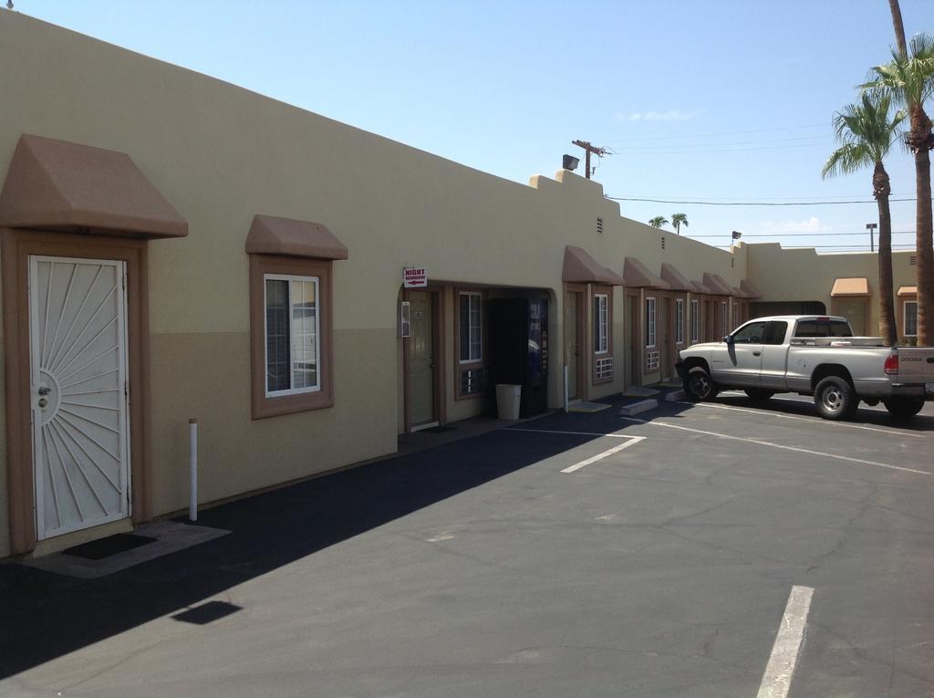 צ'נדלר Redwood Motel מראה חיצוני תמונה
