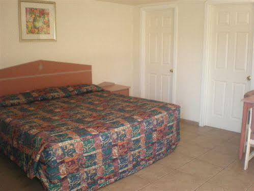 צ'נדלר Redwood Motel מראה חיצוני תמונה