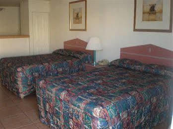 צ'נדלר Redwood Motel מראה חיצוני תמונה